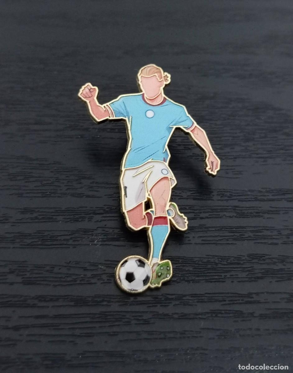 Coleccionismo deportivo: -PIN DE FUTBOL SILUETA DEL JUGADOR HAALAND ( MANCHESTER CITY )