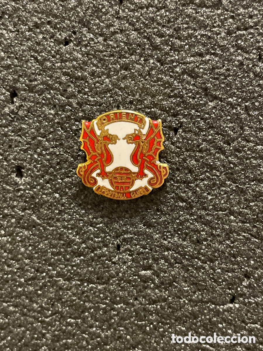 Coleccionismo deportivo: Pin 110 ORIENT F.C. - Londres