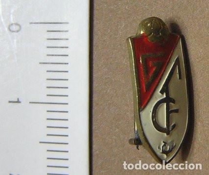 Coleccionismo deportivo: INSIGNIA GRANADA CLUB DE F&Uacute;TBOL