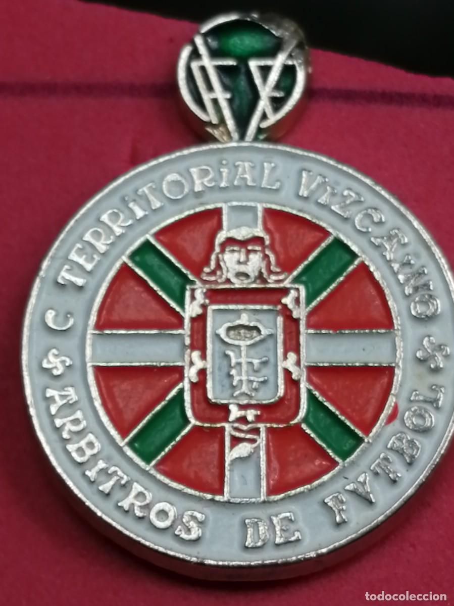 Coleccionismo deportivo: PINS 000 &Uacute;NICA INSIGNIA OJAL &Aacute;RBITROS DE F&Uacute;TBOL C. TERRITORIAL VIZCA&Iacute;NO A&Ntilde;OS 50 MUY RARA PA&Iacute;S VASCO