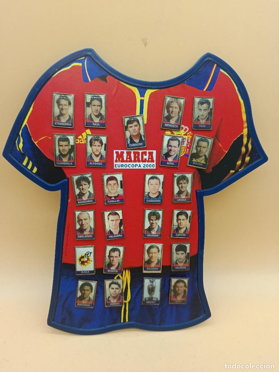 Coleccionismo deportivo: COLECCION COMPLETA. EXPOSITOR CON 25 PINS MARCA EUROCOPA 2000. SELECCION ESPA&Ntilde;OLA FUTBOL. PY.