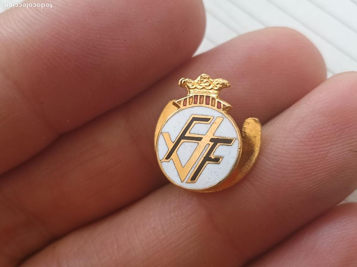 Coleccionismo deportivo: INSIGNIA ESCUDO DE LA FEDERACION VALENCIANA DE FUTBOL - VALENCIA