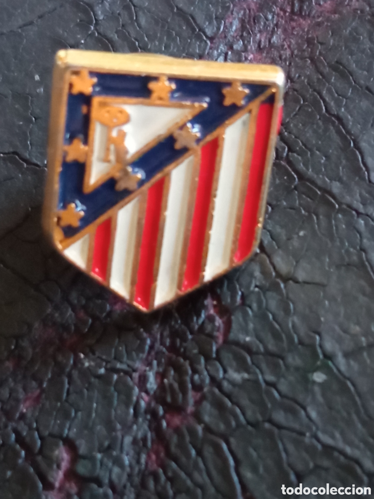 Coleccionismo deportivo: Antiguo pins del Atletico de Madrid, mide 15x11 mm