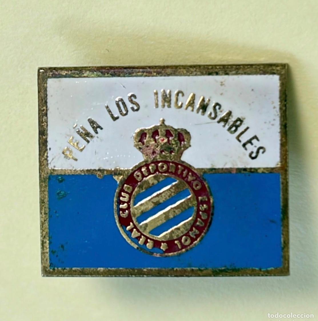Coleccionismo deportivo: ANTIGUA INSIGNIA FUTBOL PE&Ntilde;A LOS INCANSABLES - REAL CLUB DEPORTIVO ESPA&Ntilde;OL