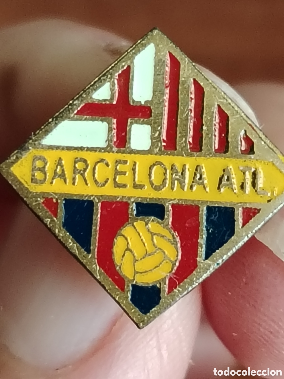 Coleccionismo deportivo: Pin Barcelona Atl&eacute;tico de f&uacute;tbol