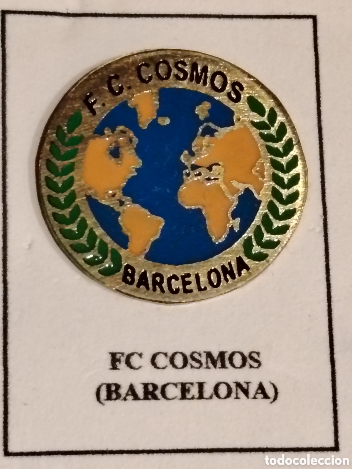 Coleccionismo deportivo: Pin de futbol Cosmos (Barcelona