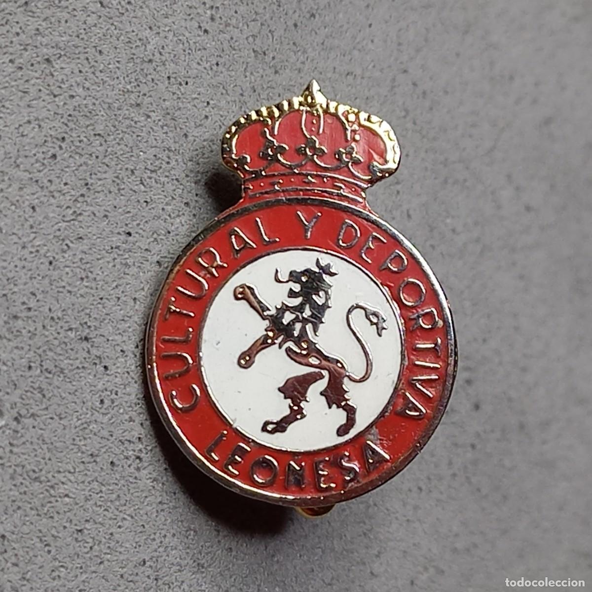 Coleccionismo deportivo: Antigua insignia de alfiler a&ntilde;os 60 del equipo de f&uacute;tbol Cultural y Deportiva Leonesa