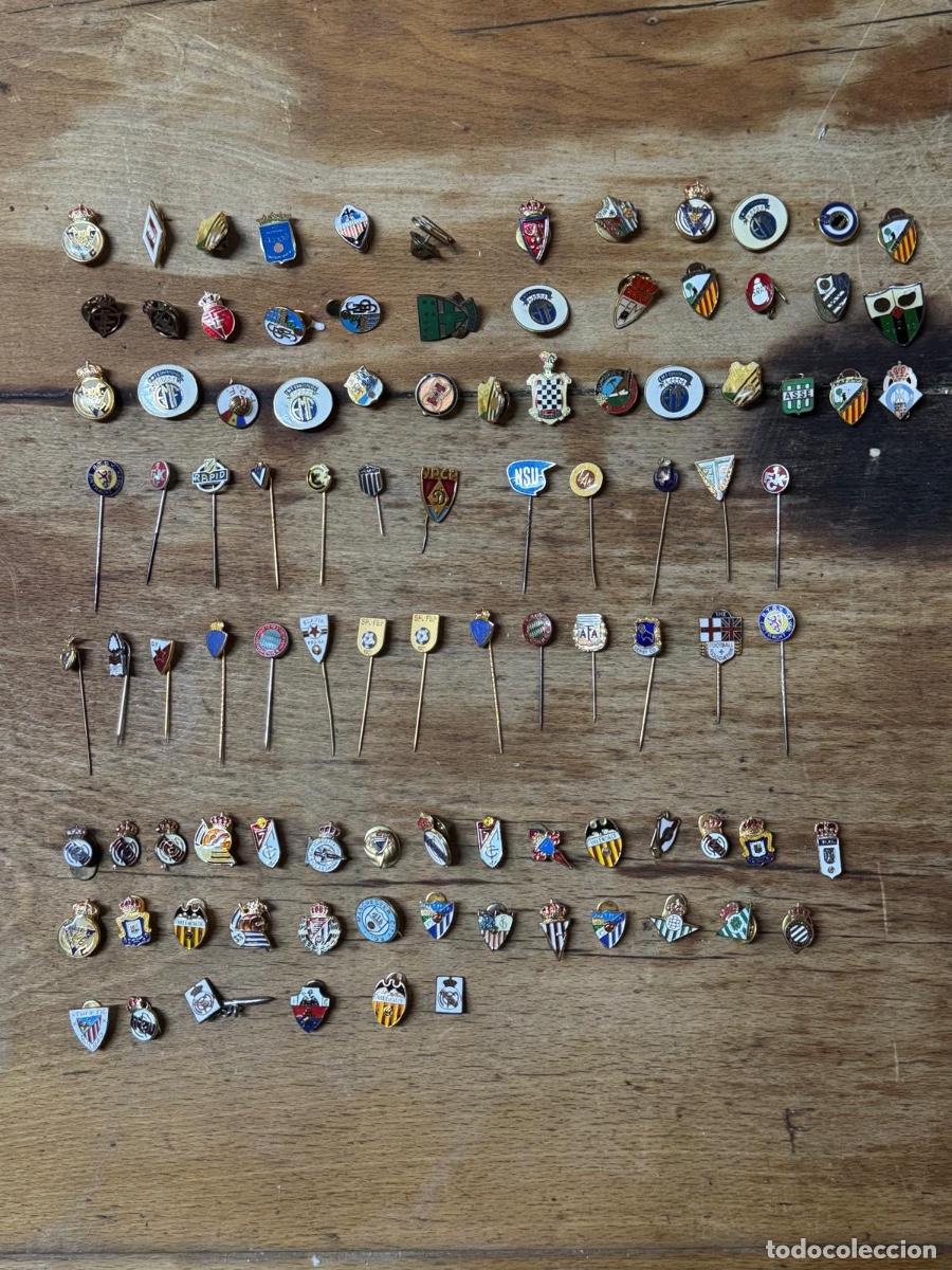 Coleccionismo deportivo: Colecci&oacute;n de 102 pines de f&uacute;tbol escudos equipos ver fotos