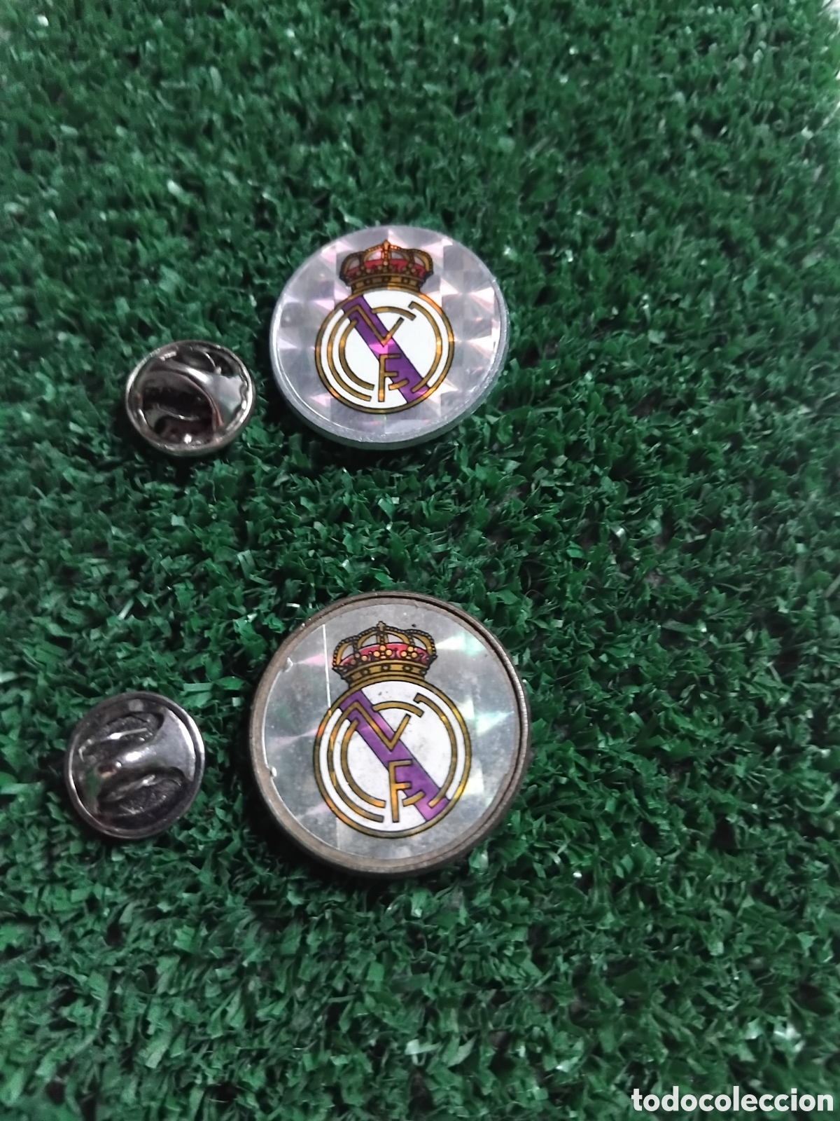 Coleccionismo deportivo: Lote de 2 pins Real madrid