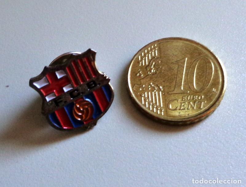Coleccionismo deportivo: PIN - F&Uacute;TBOL A&Ntilde;OS 90. ANTIGUO - FC BARCELONA - ESCUDO