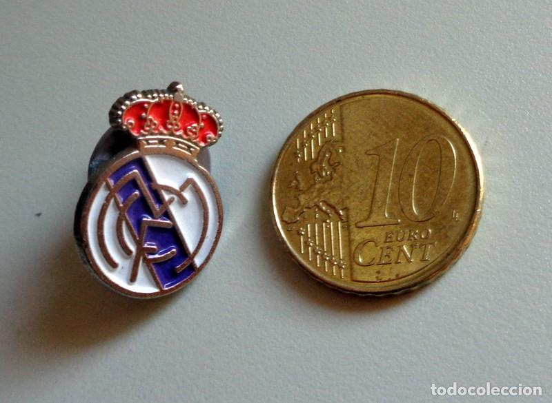 Coleccionismo deportivo: PIN - F&Uacute;TBOL A&Ntilde;OS 90. ANTIGUO - REAL MADRID - ESCUDO