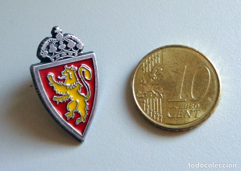 Coleccionismo deportivo: PIN - F&Uacute;TBOL A&Ntilde;OS 90. ANTIGUO - REAL ZARAGOZA - ESCUDO GRAN FORMATO