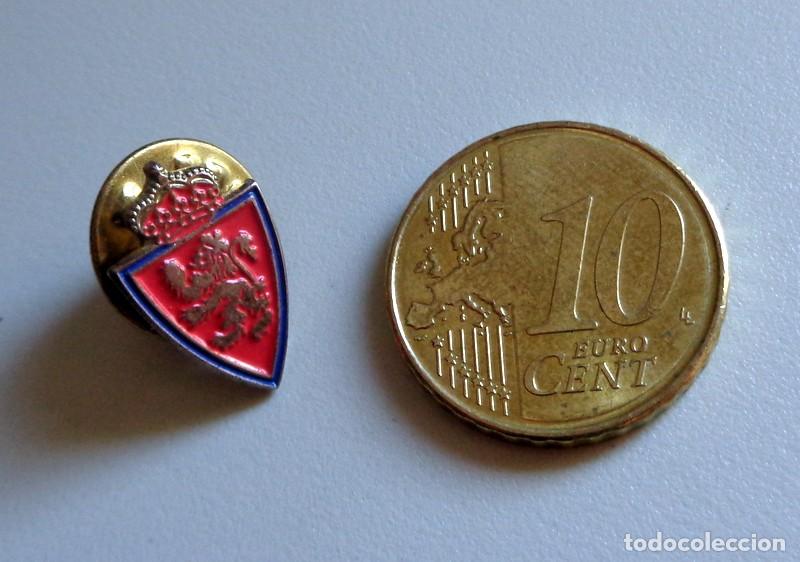 Coleccionismo deportivo: PIN - F&Uacute;TBOL A&Ntilde;OS 90. ANTIGUO - REAL ZARAGOZA - ESCUDO PEQUE&Ntilde;O FORMATO - RARO