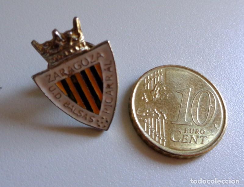 Coleccionismo deportivo: PIN - F&Uacute;TBOL A&Ntilde;OS 90. ANTIGUO - CD BALSAS PICARRAL. ZARAGOZA. F&Uacute;TBOL REGIONAL. RARO. RELIEVE