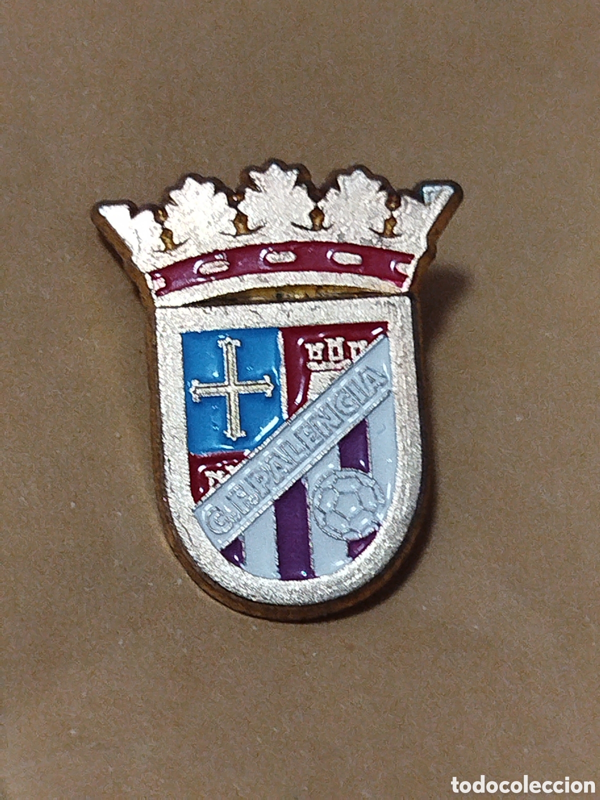 Coleccionismo deportivo: PINS DE FUTBOL OFICIAL CF PALENCIA .CASTILLA Y LEON