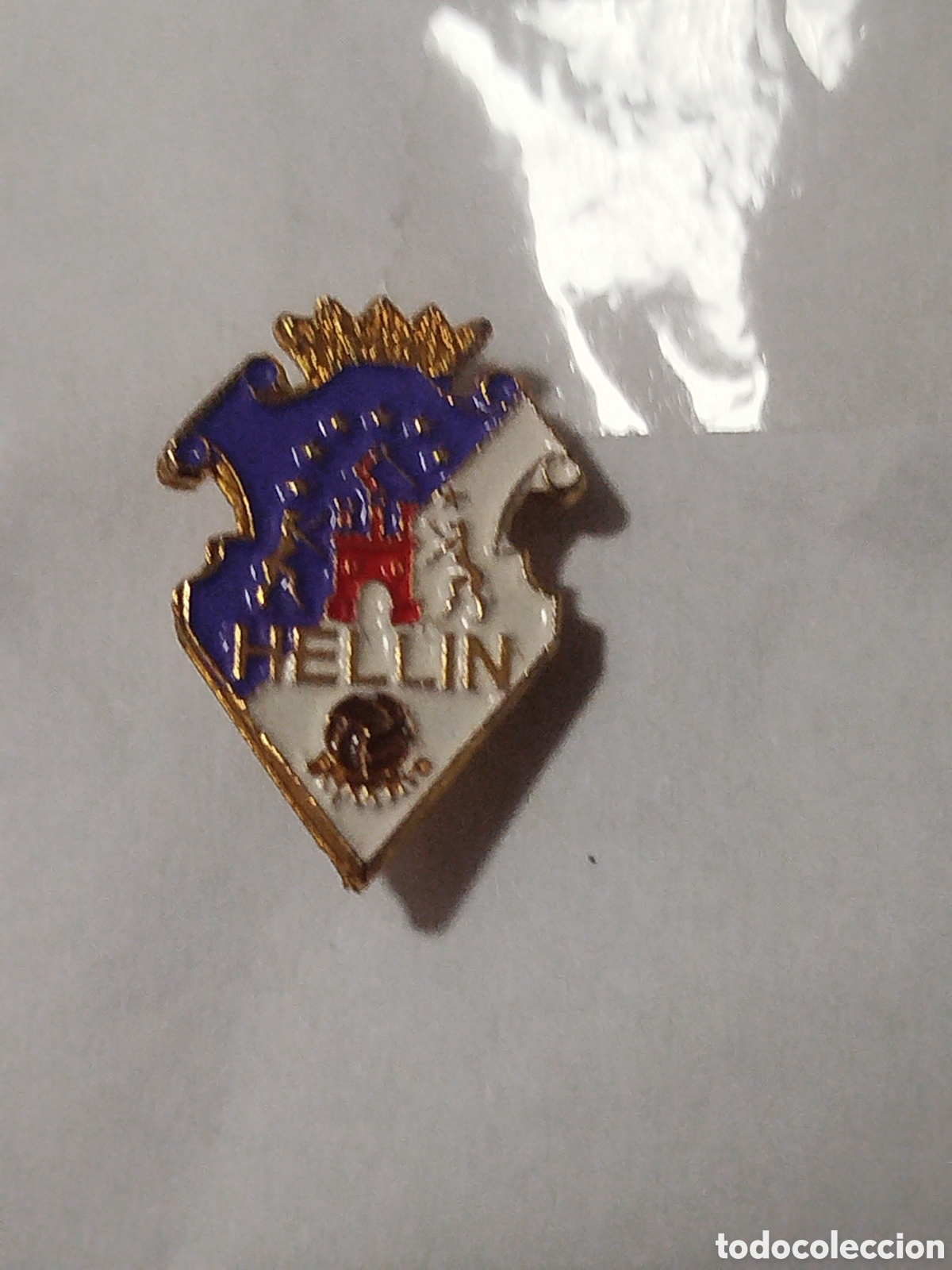 Coleccionismo deportivo: INSIGNIA DE FUTBOL HELLIN DEPORTIVO .ALBACETE CASTILLA LA MANCHA