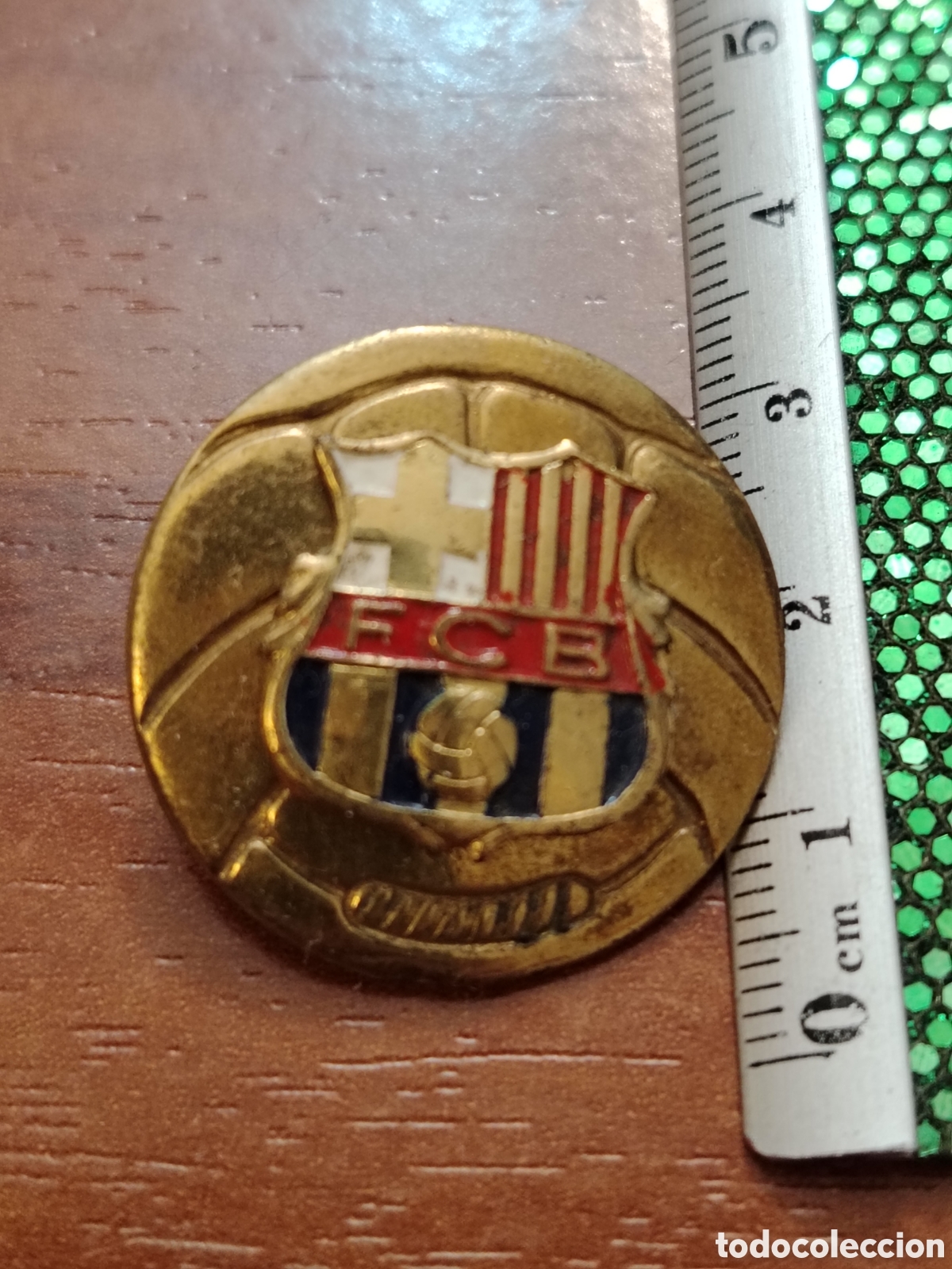 Coleccionismo deportivo: Insignia antigua Escudo y balon F&uacute;tbol Club Barcelona