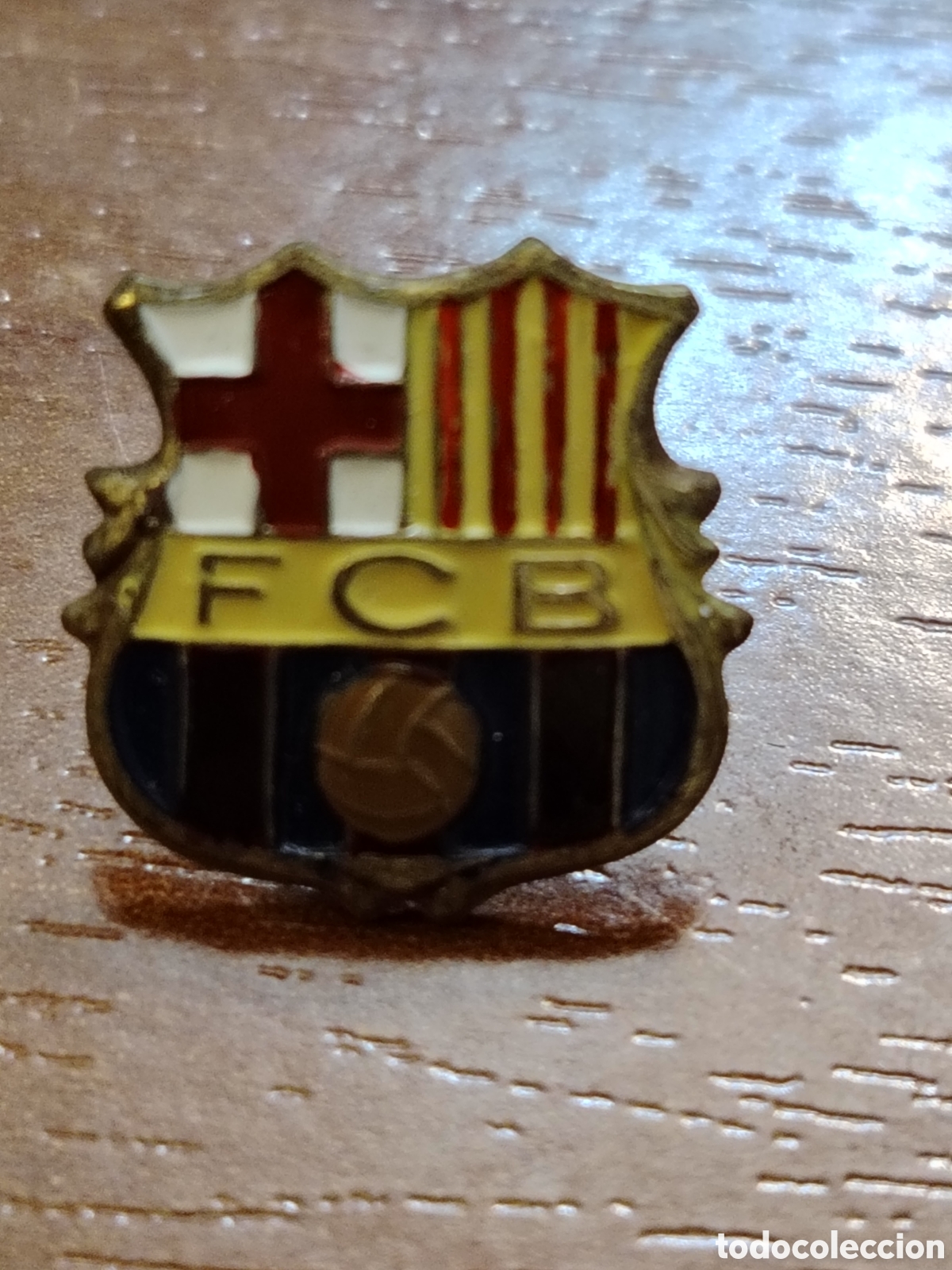 Coleccionismo deportivo: Insignia antigua F&uacute;tbol Club Barcelona (tornillo)