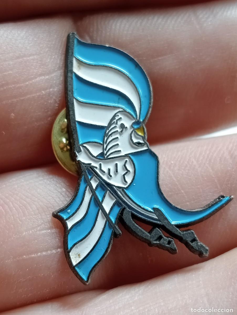 Coleccionismo deportivo: INSIGNIA FUTBOL PERIQUITO CON BANDERA MASCOTA REAL CLUB DEPORTIVO ESPA&Ntilde;OL PINS ALFILER ESCUDO
