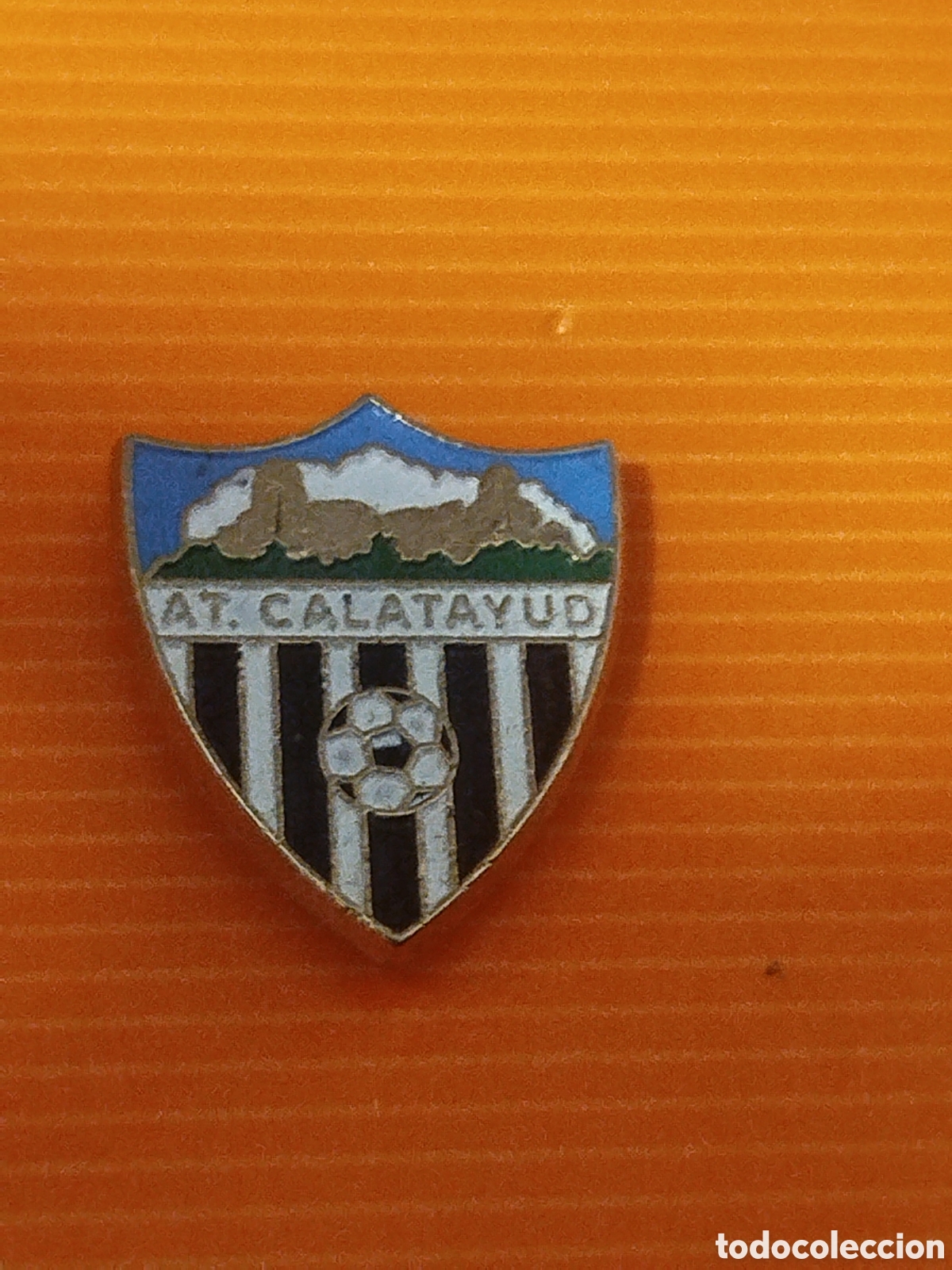 Coleccionismo deportivo: INSIGNIA DE FUTBOL AT CALATAYUD . ZARAGOZA
