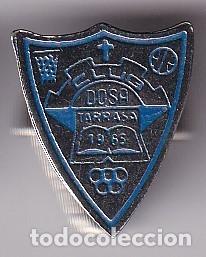 Collectionnisme sportif: ANTIGUA INSIGNIA DE OJAL DEL EQUIPO DE FUTBOL DOSA DE TARRASSA (FOOTBALL)
