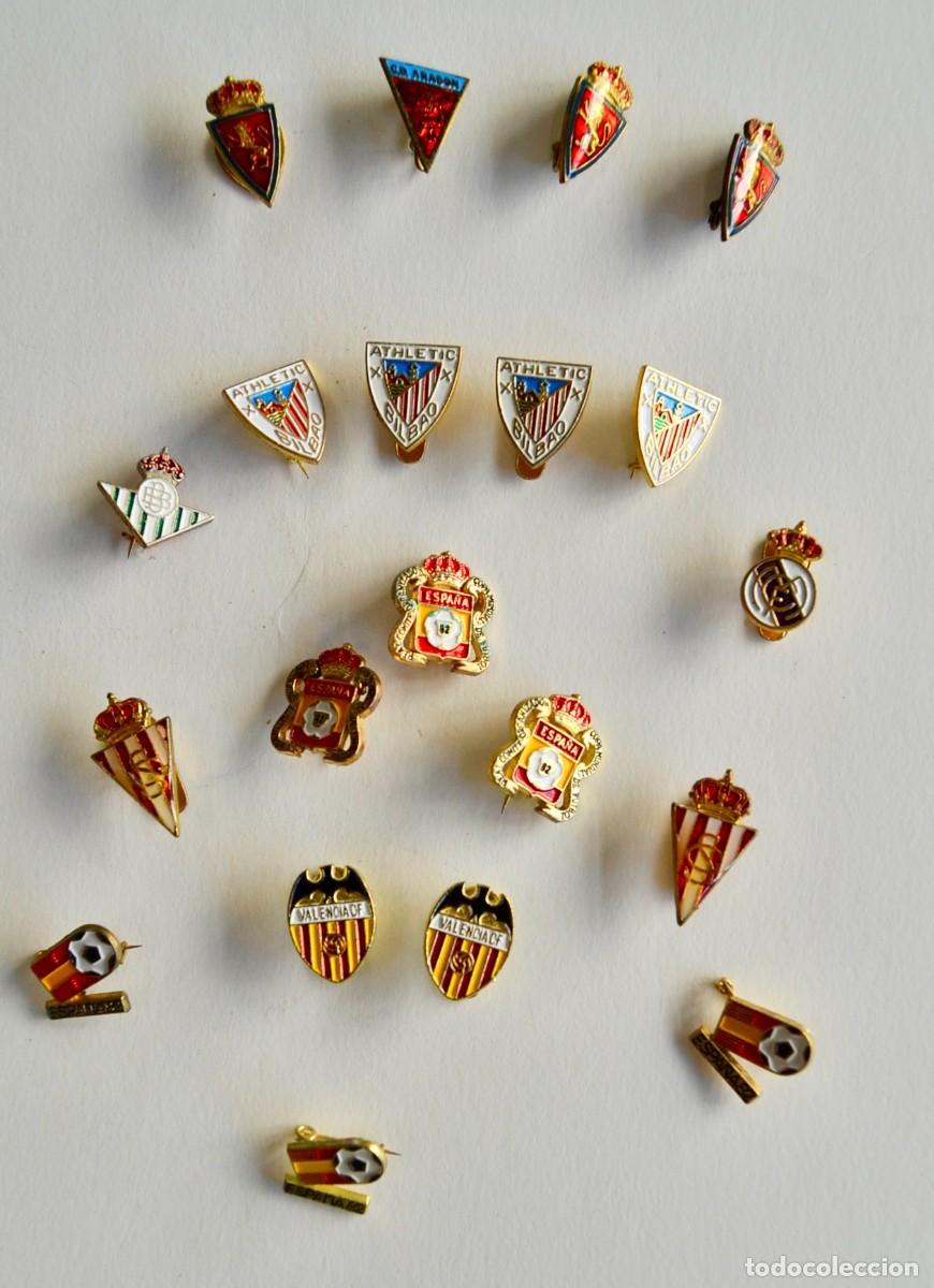 Coleccionismo deportivo: Lote de 20 Pins de equipos espa&ntilde;oles y del mundial de f&uacute;tbol &rdquo;Espa&ntilde;a 82&rdquo;. Muy buen estado