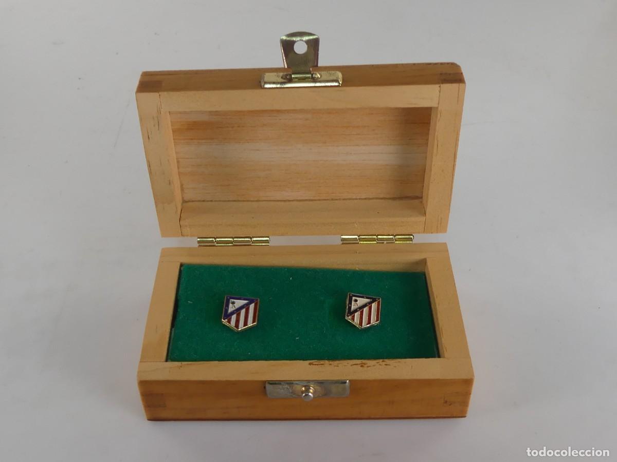 Coleccionismo deportivo: CAJA DE MADERA CON 2 PINES OJALES DE ATLETICO DE MADRID