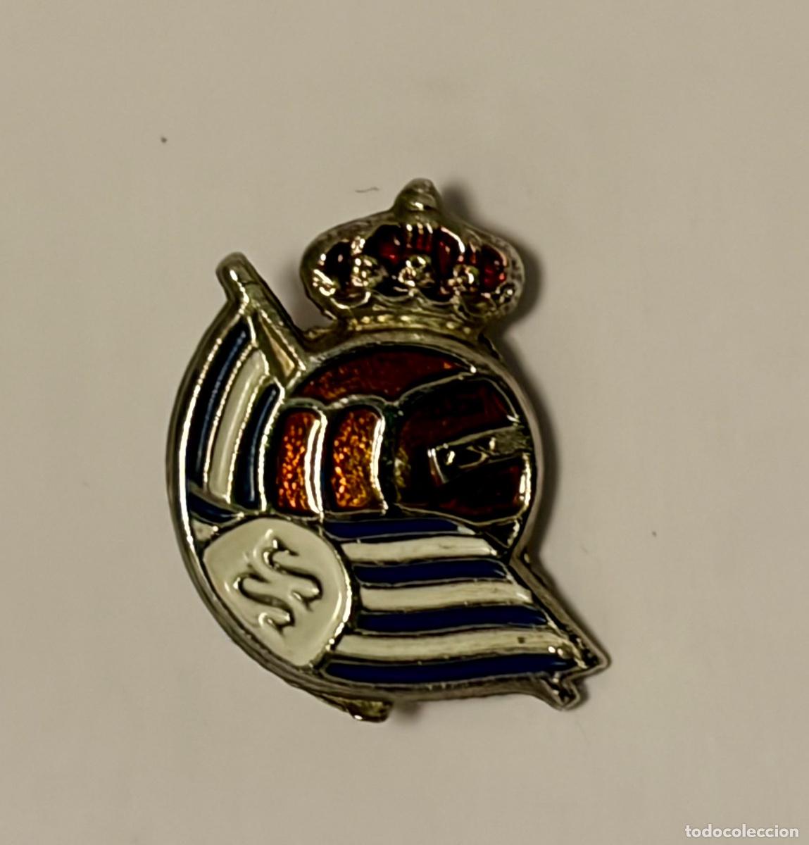 Coleccionismo deportivo: ANTIGUA INSIGNIA CLUB DE FUTBOL REAL SOCIEDAD DE SAN SEBASTIAN