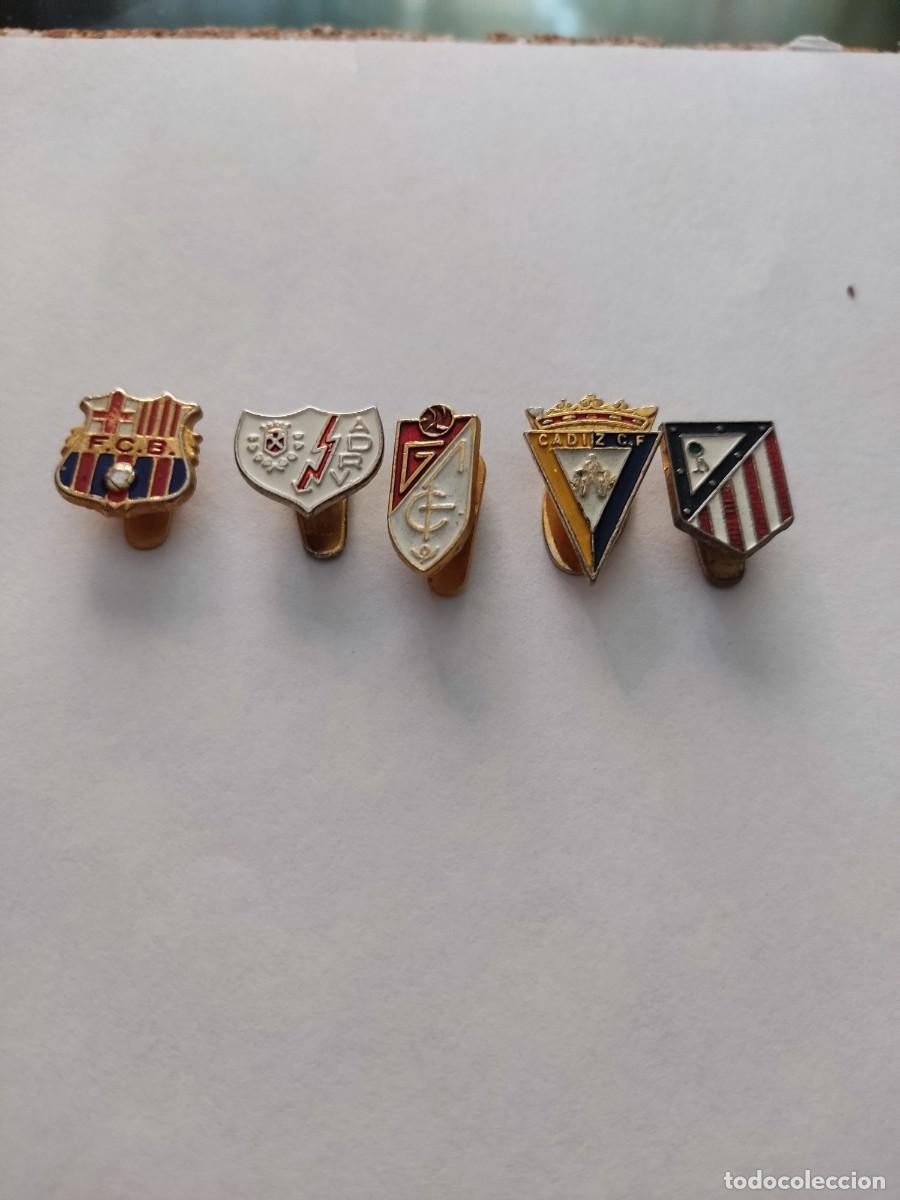 Coleccionismo deportivo: LOTE DE 5 PINS FUTBOL TIPO SOLAPA (BAR&Ccedil;A, GRANADA, ATCO. MADRID, CADIZ , RAYO)