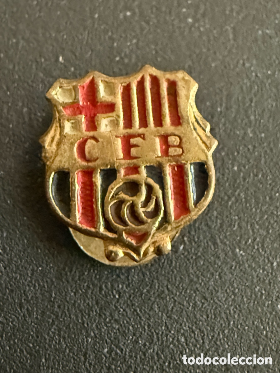 Coleccionismo deportivo: Insignia Ojal. CLUB DE F&Uacute;TBOL BARCELONA. a&ntilde;os 40-50