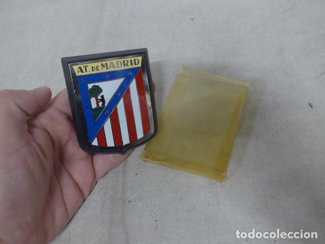 Coleccionismo deportivo: Antigua placa insignia de coche original del Atletico de Madrid de futbol, en su caja original.