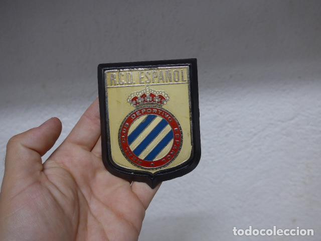 Coleccionismo deportivo: Antigua placa insignia de coche original del RCDE de futbol, Real Club Deportivo Espa&ntilde;ol, original.