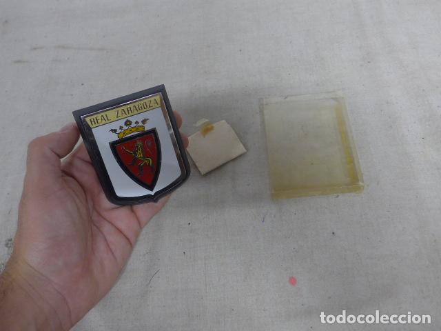 Coleccionismo deportivo: Antigua placa insignia de coche original del Real Zaragoza de futbol, en su caja original.