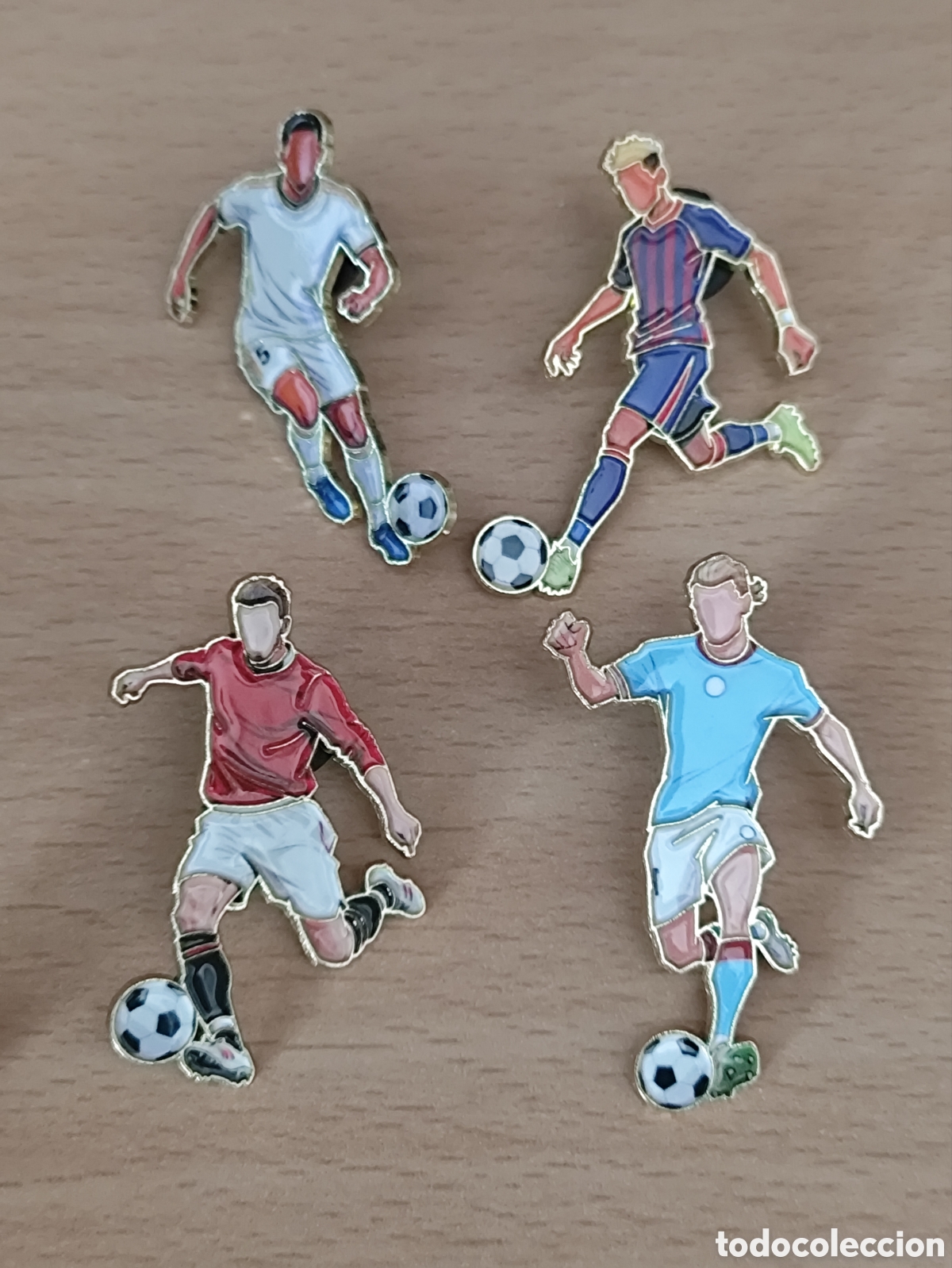 Coleccionismo deportivo: Pins Futbolistas en acci&oacute;n