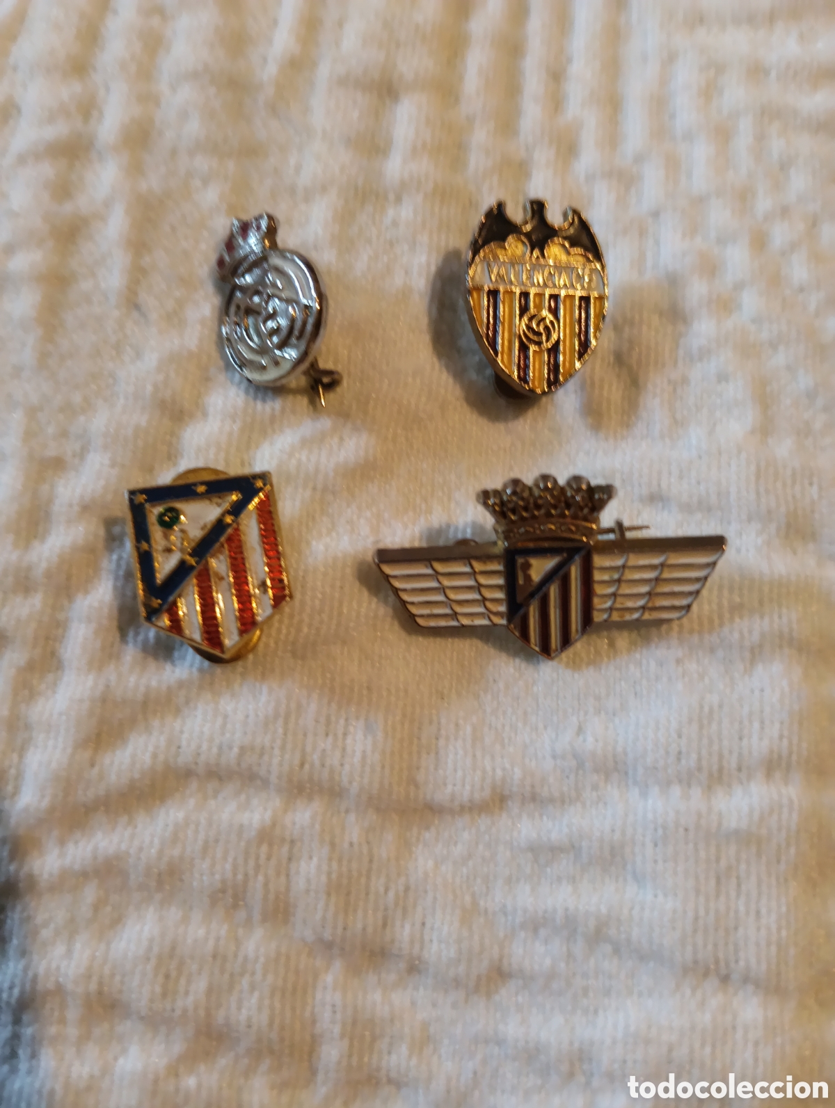 Coleccionismo deportivo: Cuatro pins de futbol