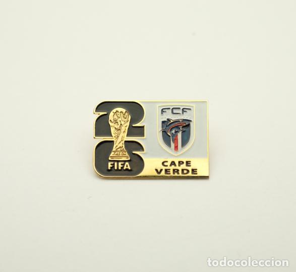 Coleccionismo deportivo: Metal badge football 2026 FIFA World Cup - Cape Verde national team.