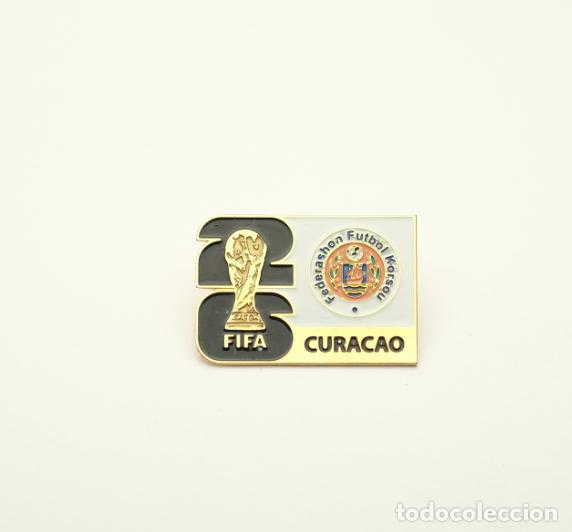 Coleccionismo deportivo: Metal badge football 2026 FIFA World Cup - Curacao national team.