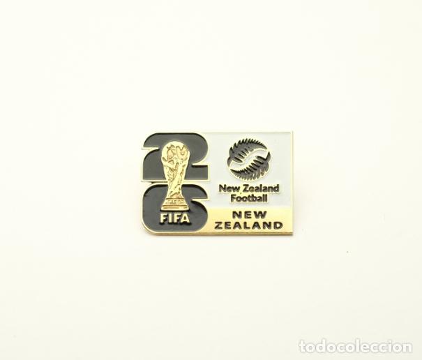 Coleccionismo deportivo: Metal badge football 2026 FIFA World Cup - New Zealand national team.