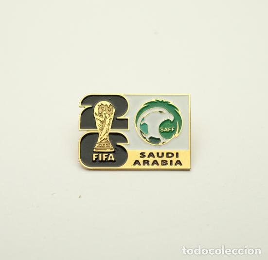 Coleccionismo deportivo: Metal badge football 2026 FIFA World Cup - Saudi Arabia national team.