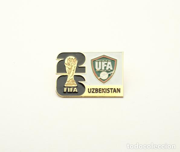 Coleccionismo deportivo: Metal badge football 2026 FIFA World Cup - Uzbekistan national team.