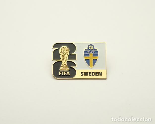 Coleccionismo deportivo: Metal badge football 2026 FIFA World Cup - Sweden national team.