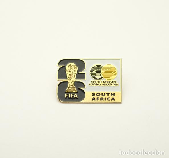 Coleccionismo deportivo: Metal badge football 2026 FIFA World Cup - South Africa national team.