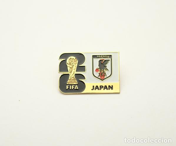 Coleccionismo deportivo: Metal badge football 2026 FIFA World Cup - Japan national team.