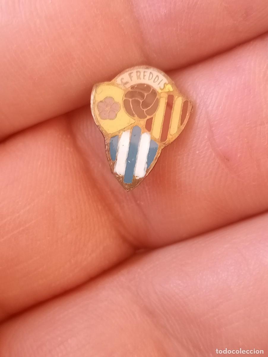 Coleccionismo deportivo: INSIGNIAS F&Uacute;TBOL REDDIS CLUB F&Uacute;TBOL REUS TARRAGONA PINS , OJAL,SOLAPA,