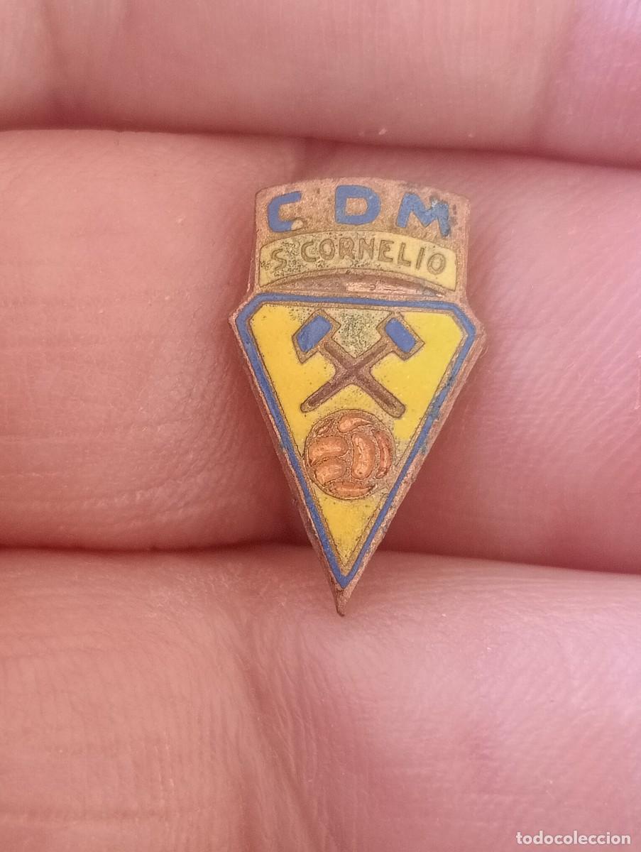 Coleccionismo deportivo: INSIGNIA FUTBOL ESMALTADA CLUB DEPORTIVO MINAS COLONIA MINERA SAN CORNELIO CERCS BARCELONA PINS