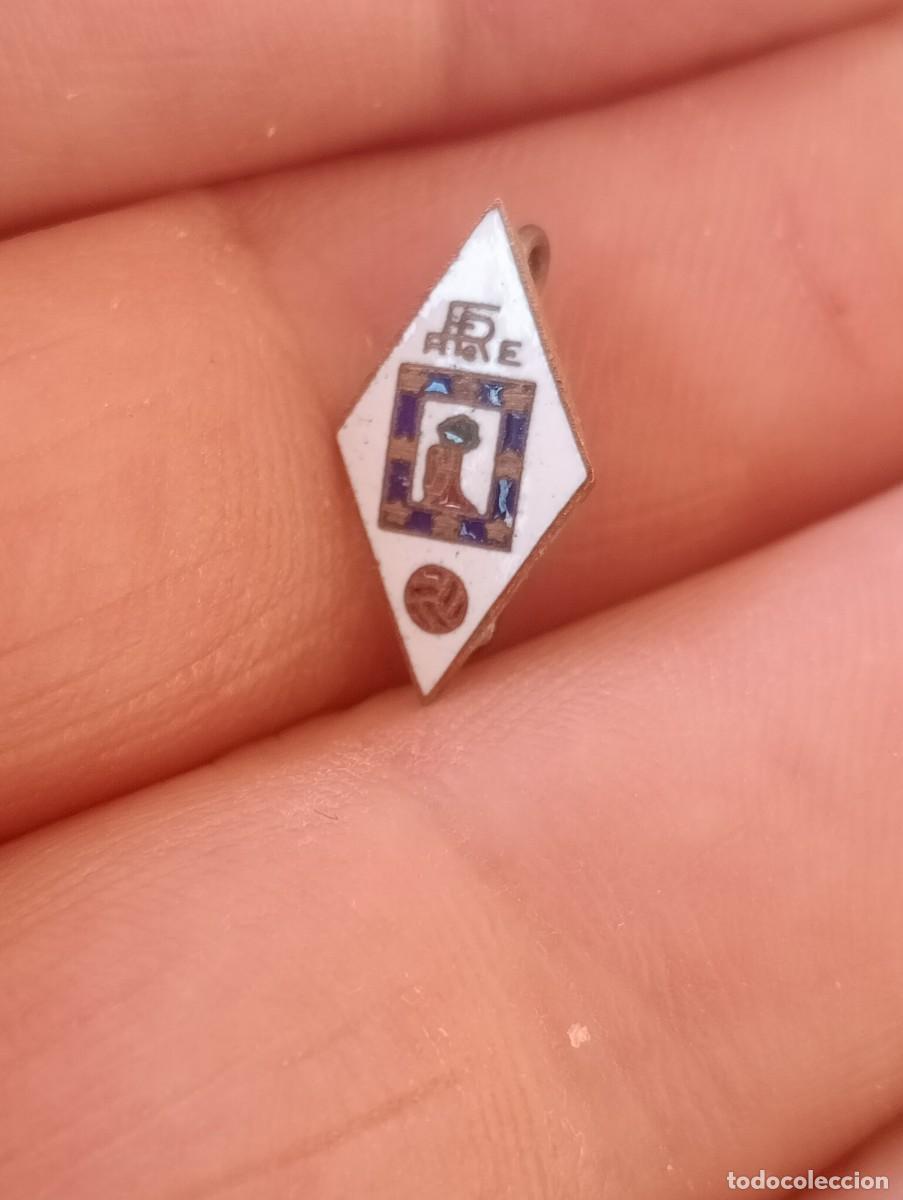 Coleccionismo deportivo: INSIGNIA FUTBOL ESMALTADA FEDERACI&Oacute;N MADRILE&Ntilde;A DE F&Uacute;TBOL MADRID ALFILER PINS