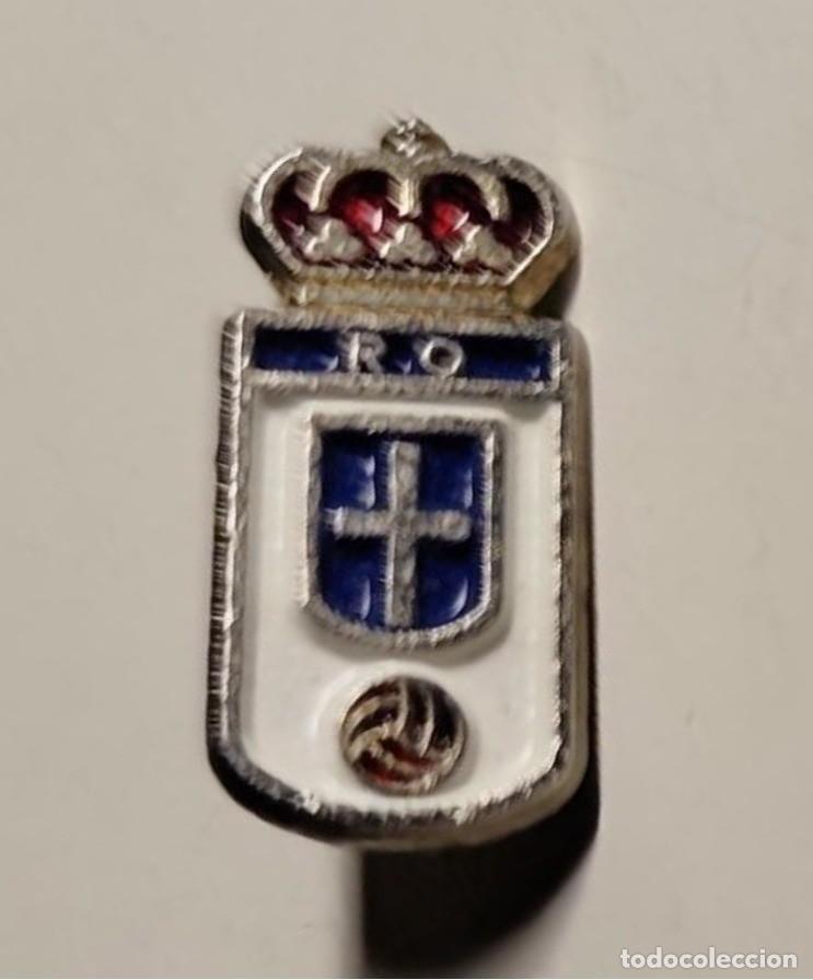 Coleccionismo deportivo: ANTIGUO PIN INSIGNIA DE AGUJA - OVIEDO CLUB DE FUTBOL - REAL OVIEDO