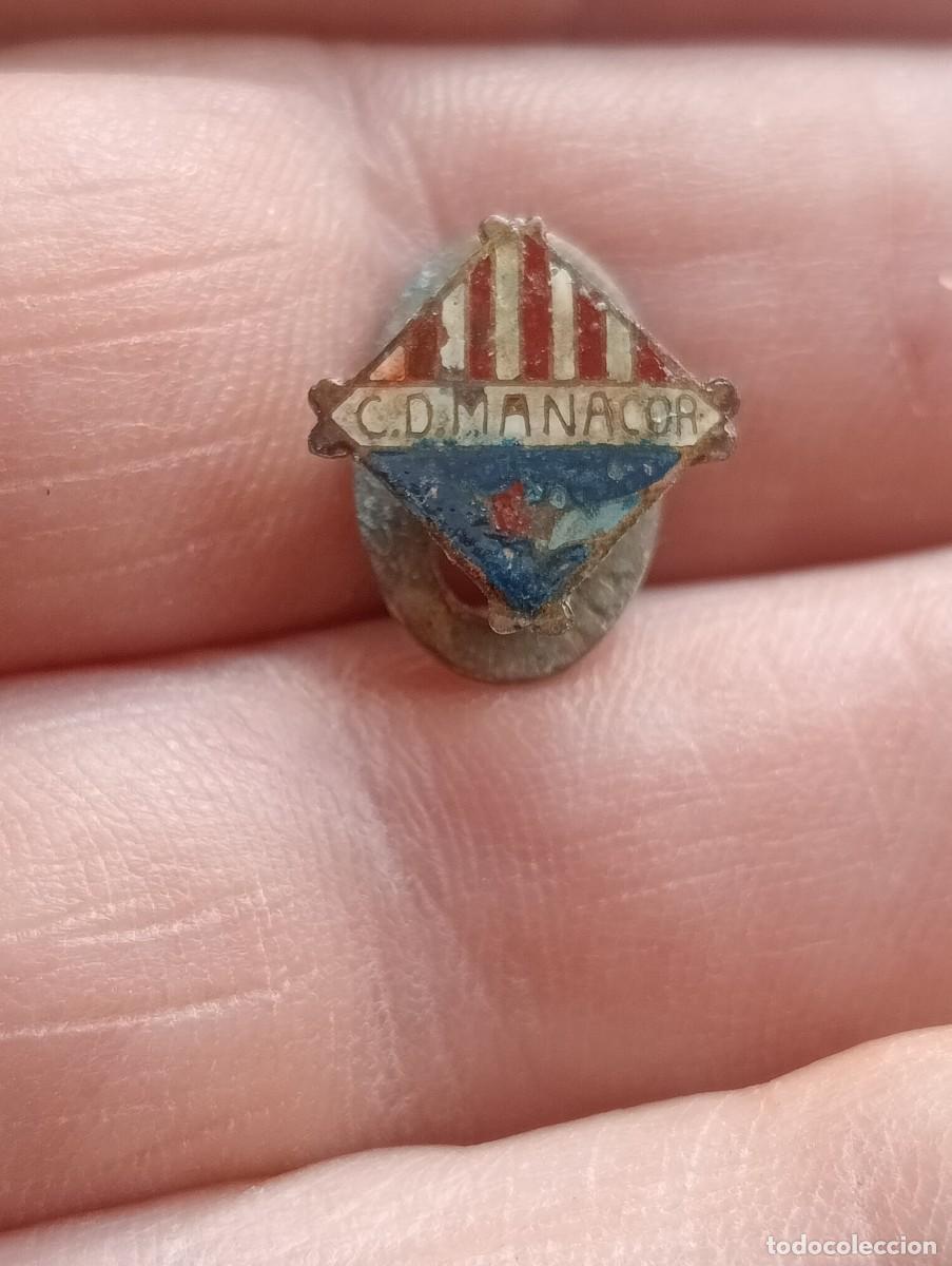 Coleccionismo deportivo: INSIGNIA FUTBOL ANTIGUA CLUB DEPORTIVO MANACOR ILLES BALEARS PINS OJAL SOLAPA