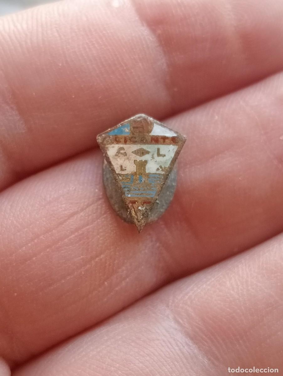 Coleccionismo deportivo: INSIGNIA FUTBOL ANTIGUA ALICANTE CLUB FUTBOL PINS OJAL SOLAPA