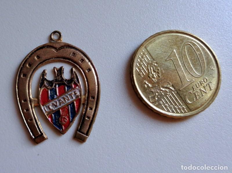 Coleccionismo deportivo: COLGANTE HERRADURA SUERTE. LEVANTE UD. ANTIGUO. F&Uacute;TBOL VINTAGE. RARO